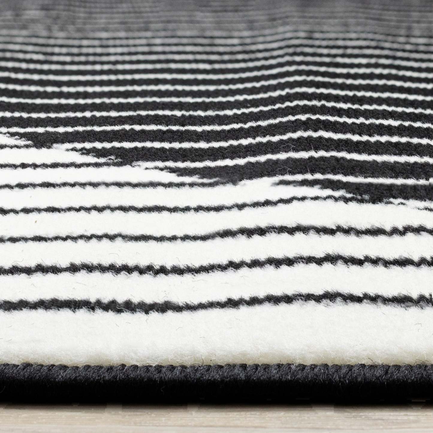Carpette contrastante moderne Forte noire et blanche à motif de rayures - 5 pi 3 po x 7 pi 5 po