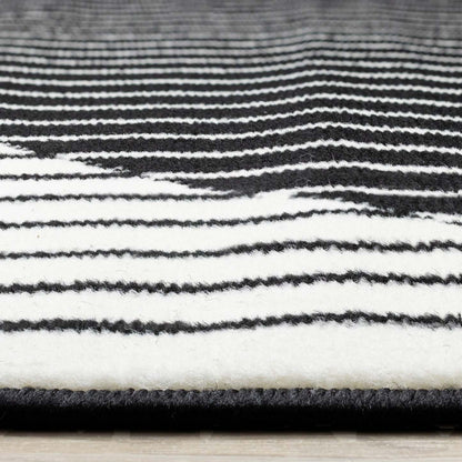 Carpette contrastante moderne Forte noire et blanche à motif de rayures - 5 pi 3 po x 7 pi 5 po