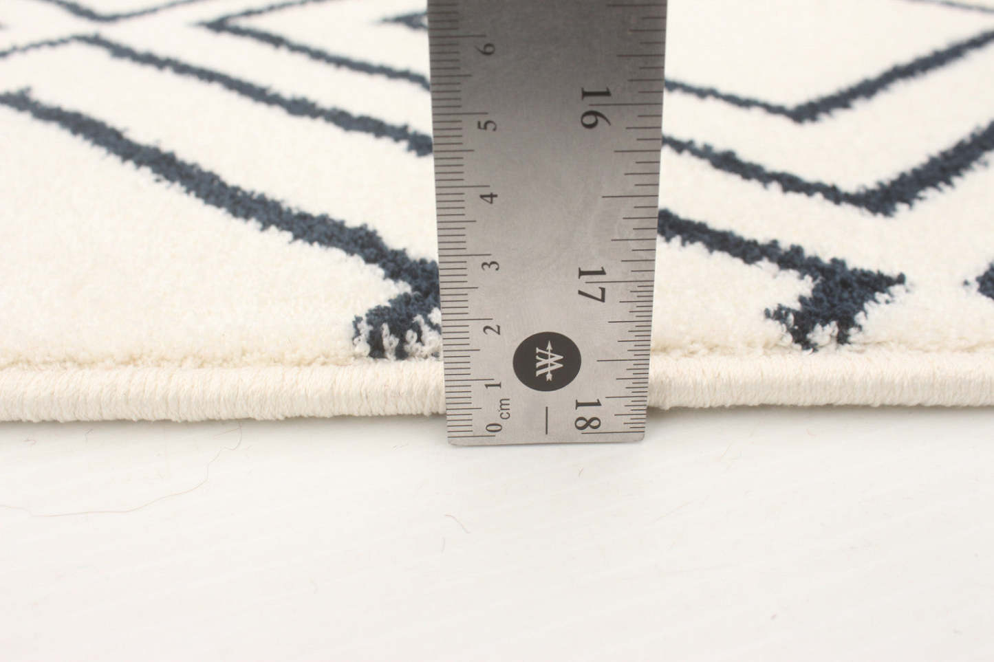 Tapis August Geod Blanc-Marine 6'7 x 9'6|Carpette August blanc géodebleu marine 6 pi 7 po x 9 pi 6 po|D86FKI97