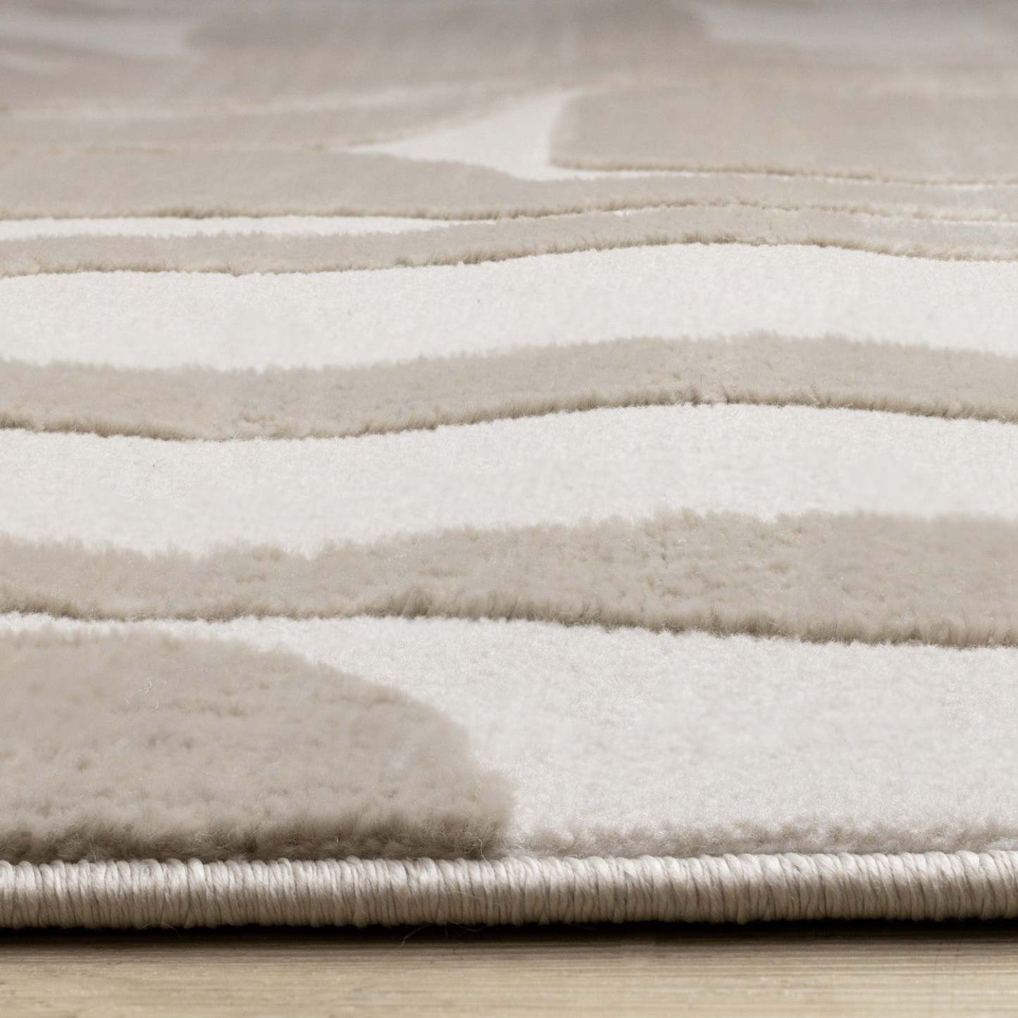 Tapis Leopold Modern Mid-Century Beige Crème - 2'7 x 4'11|Carpette Leopold beige et crème de style moderne du milieu du 20e siècle - 2 pi 7 po x 4 pi 11 po