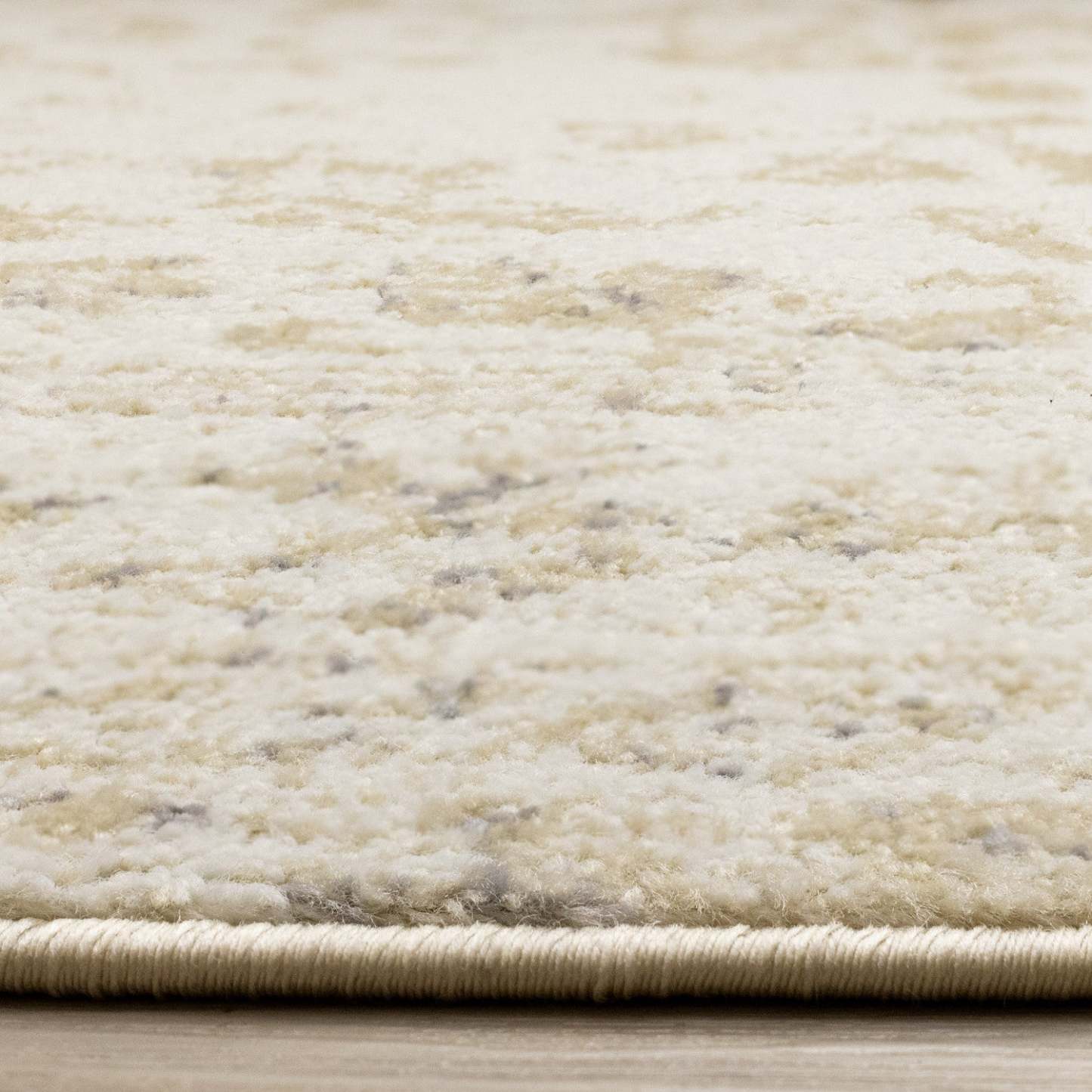 Carpette discrète, traditionnelle et élégante Ellis beige et crème - 5 pi 3 po x 7 pi 7 po