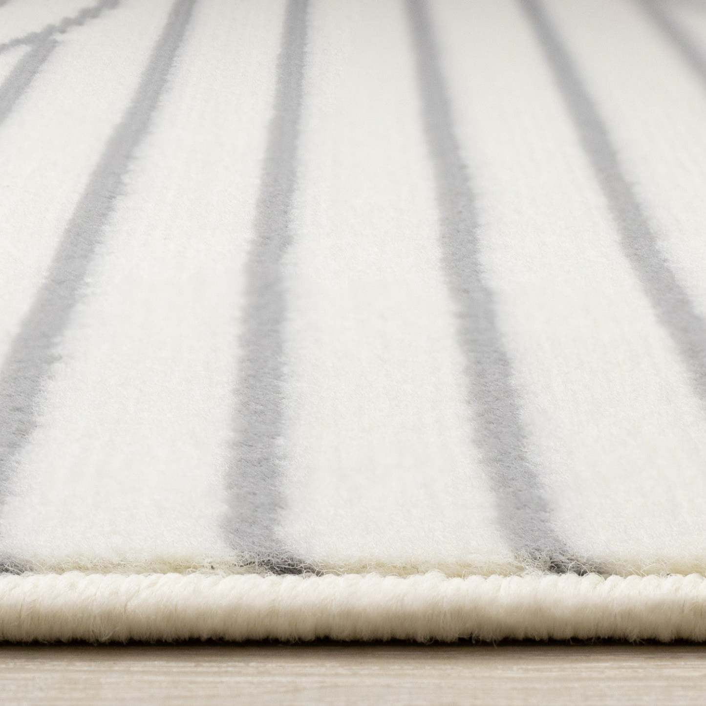 Forte White Grey Curved Arches Indoor Area Rug - 4'7 x 6'7|Carpette Forte blanche et grise à motif d’arches courbées pour l’intérieur - 4 pi 7 po x 6 pi 7 po