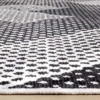 Brooke Two-Sided Chevron Outdoor Area Rug - 7'10 x 11'2|Carpette Brooke à motif de chevron recto verso pour l'extérieur - 7 pi 10 po x 11 pi 2 po