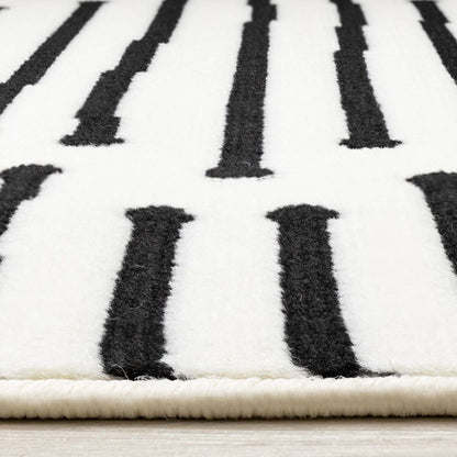 Forte Black White Stripes Area Rug - 2'7 x 4'11|Carpette Forte noire et blanche à motif de rayures - 2 pi 7 po x 4 pi 11 po
