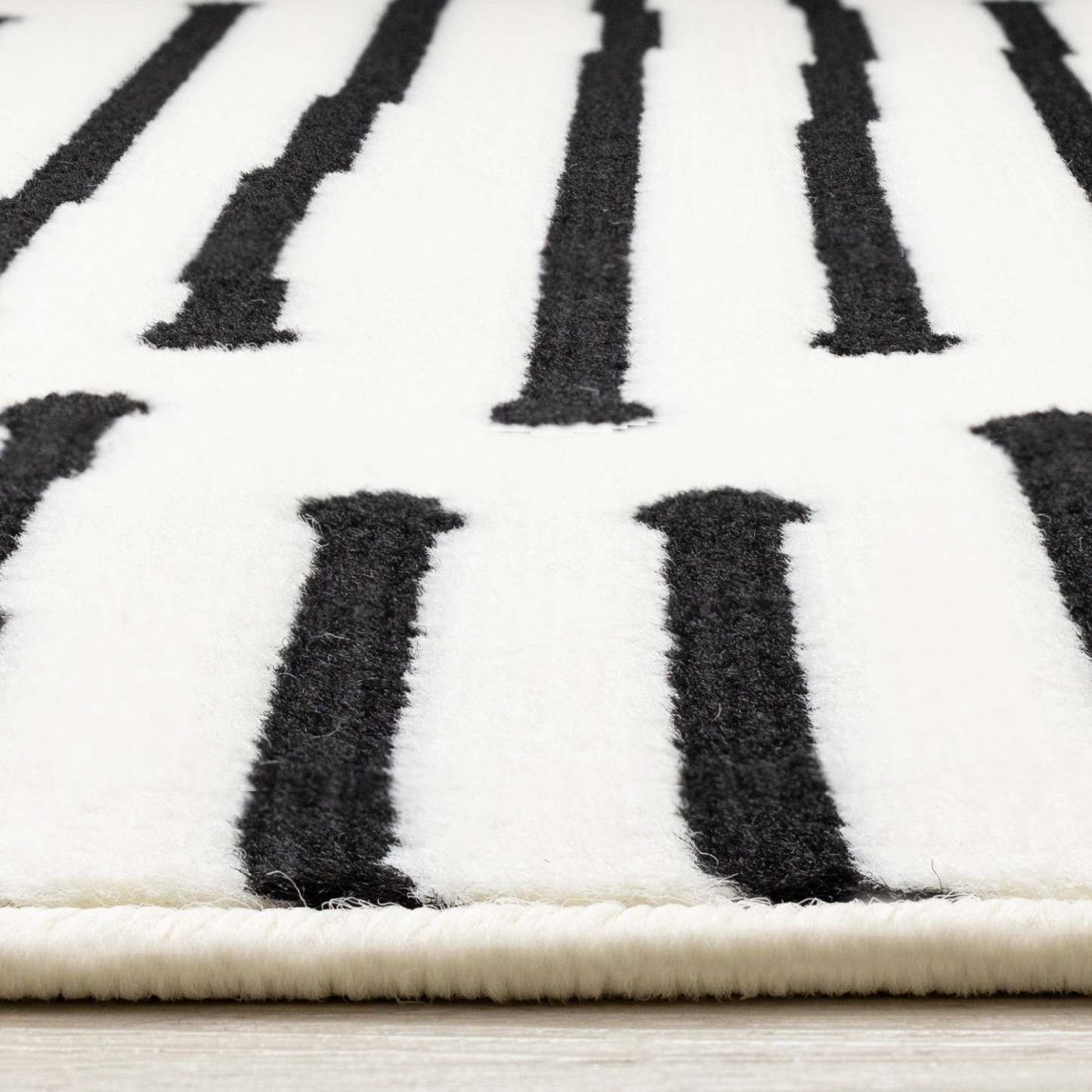 Tapis Forte Black White Stripes - 5'3 x 7'5|Tapis Forte noir et blanc à rayures - 5 pi 3 po x 7 pi 5 po