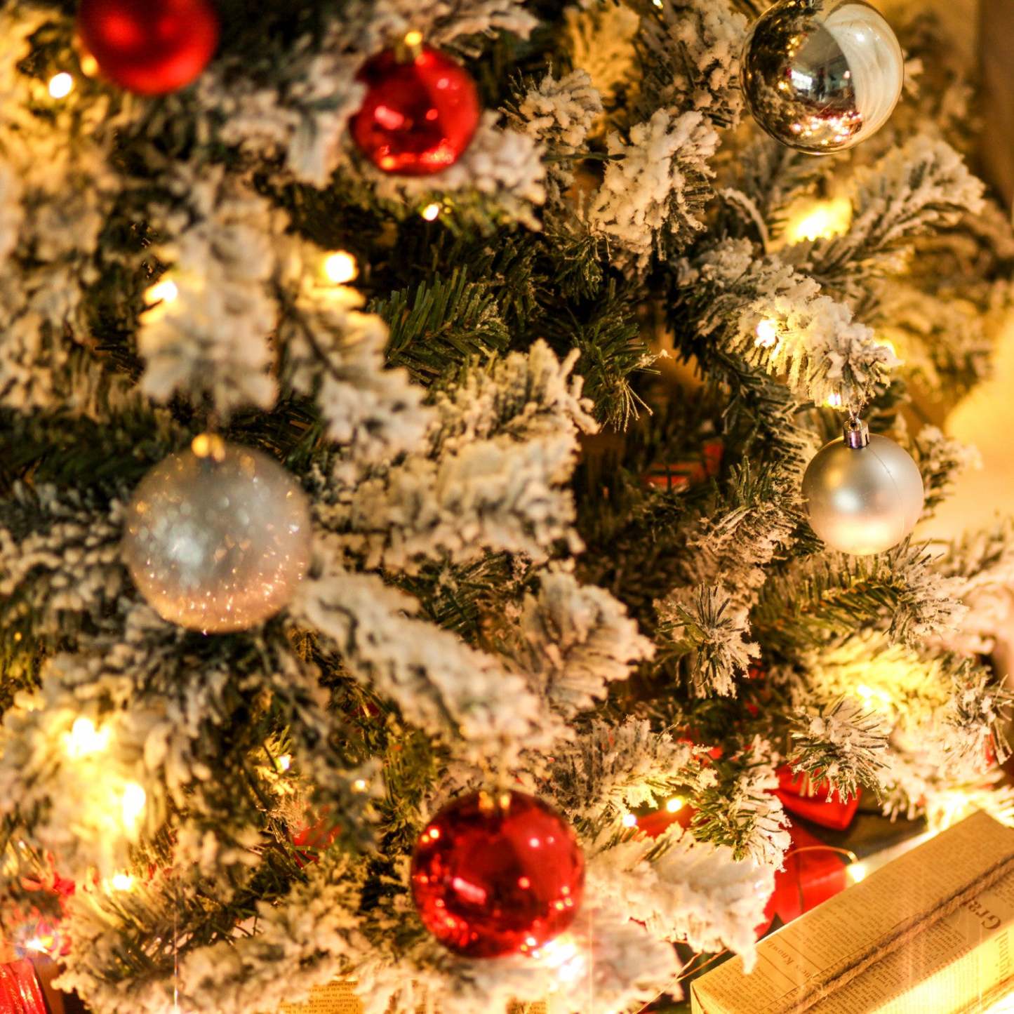 Homcom Arbre De Noël Artificiel Floqué De Neige De 1.8 M Avec 928 Branches Et 250 Lumières LED Blanc Chaud