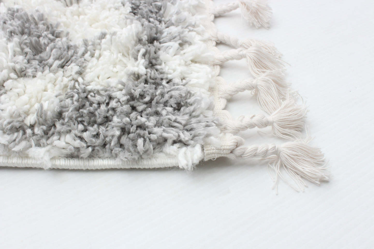 Helma Urban Cream, Light Grey Shag 6'7 X 9'6 Area Rug|Carpette à poil long Helma Urban gris claircrème 6 pi 7 po x 9 pi 6 po|D86FRCEP