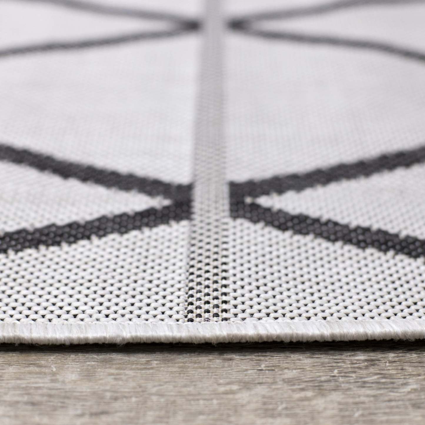 Jackson Diamond Indoor/Outdoor Area Rug - 7'10 x 10'6|Carpette Jackson à motif de diamants pour l'intérieur et l'extérieur - 7 pi 10 po x 10 pi 6 po