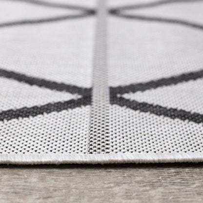 Jackson Diamond Indoor/Outdoor Area Rug - 2'8 x 4'3|Tapis Jackson à motif de diamants pour l'intérieur et l'extérieur - 2 pi 8 po x 4 pi 3 po