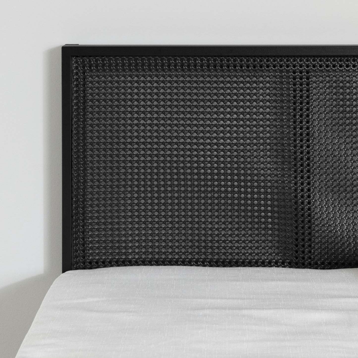 Hoya Natural Cane Metal Full Platform Bed - Pure Black|Lit double plateforme Hoya en métal avec cannage naturel - noir solide