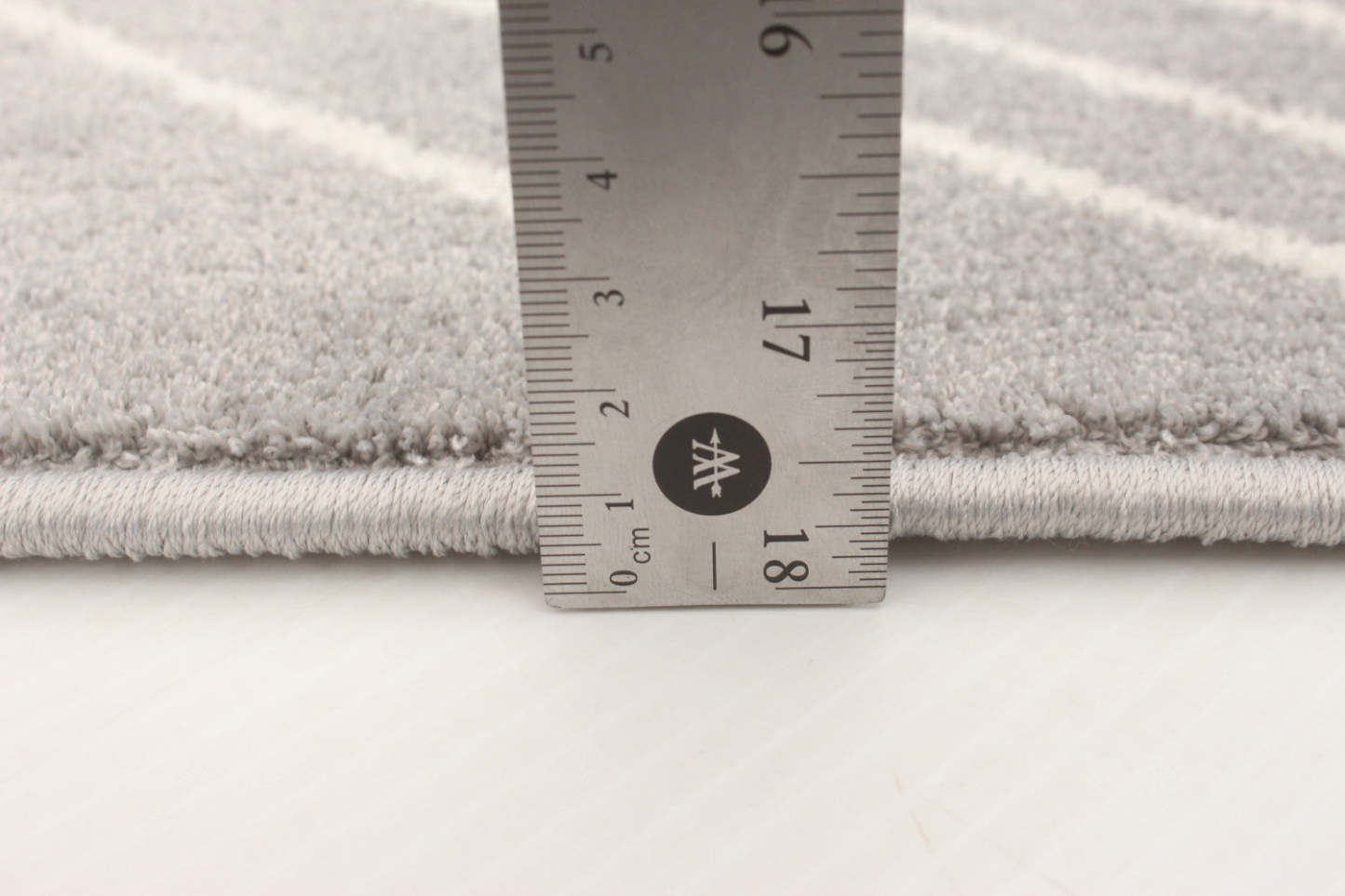 Tapis August Geod Gris-Blanc 6'7 x 9'6|Carpette August gris géodeblanc 6 pi 7 po x 9 pi 6 po|D86F22LT