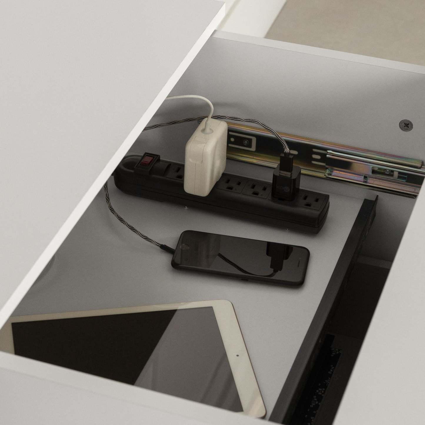 Table de nuit Vito avec station de recharge et tiroirs - Blanc pur | Vito Table De Nuit Avec Station De Chargement - Blanc Solide