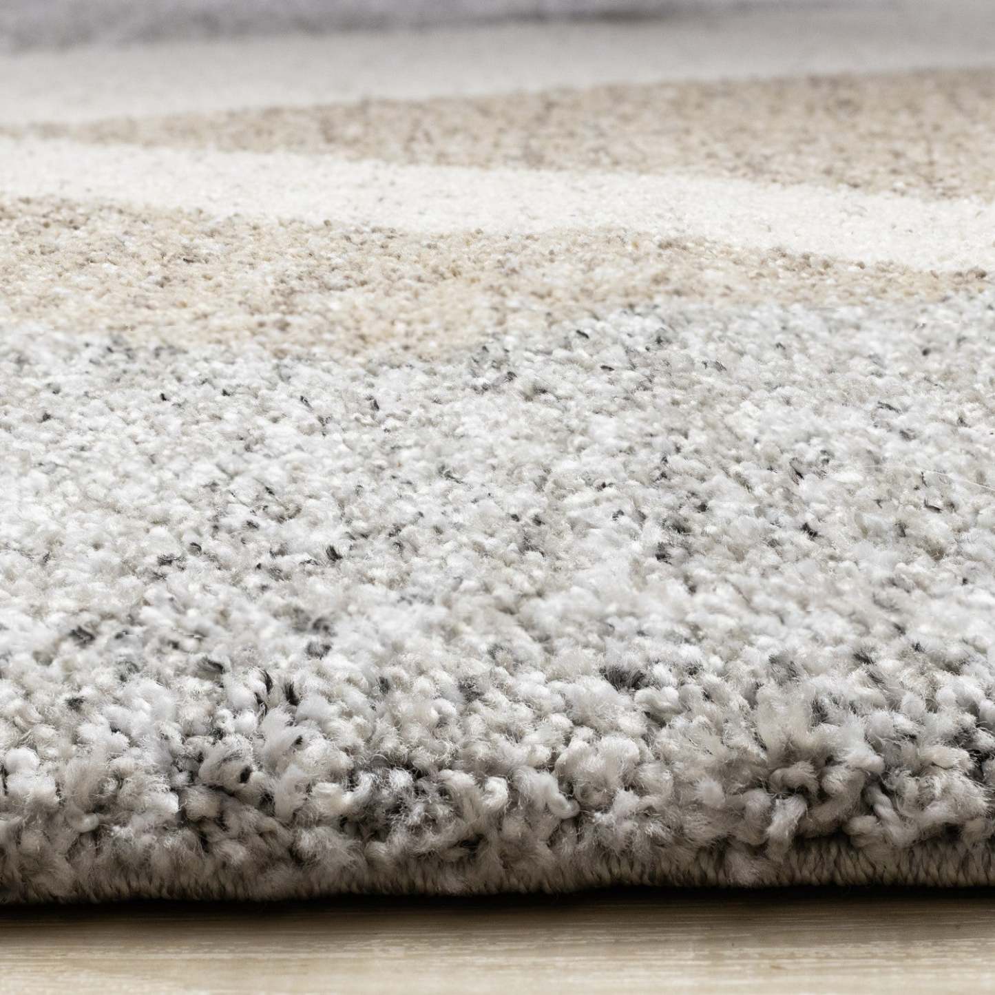 Maverick White Beige Grey Modern Plush Area Rug - 5'3 x 7'7|Carpette moelleuse moderne Maverick blanche, beige et grise - 5 pi 3 po x 7 pi 7 po