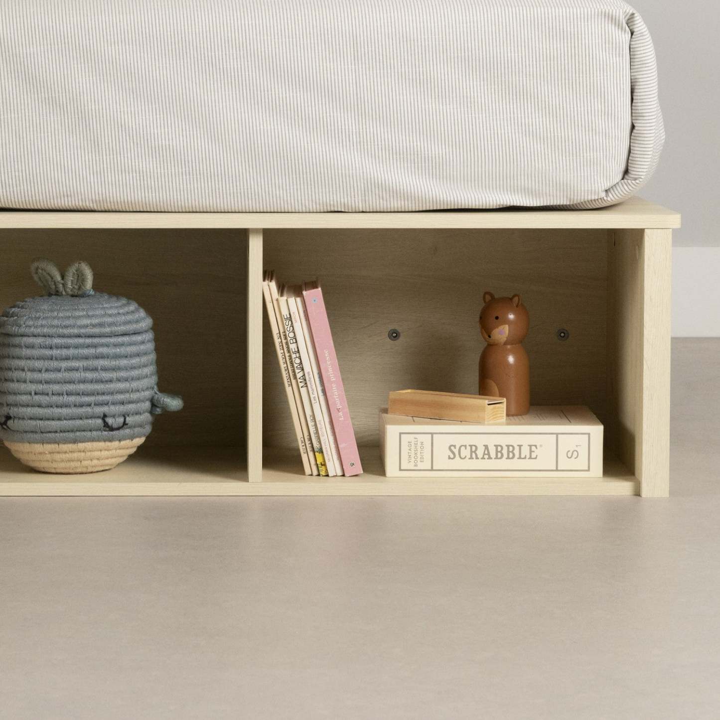 Avilla Storage Platform Bed With Wicker Baskets - Bleached Oak  |  Avilla Lit Avec Paniers De Rangement En Osier Inclus - Chene Blanchi