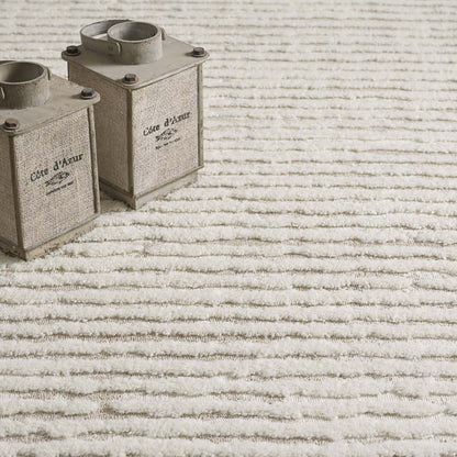 Quinto Beige Waves Shag Area Rug - 7'7 x 10'|Carpette à poil long Quinto beige à motif de vagues - 7 pi 7 po x 10 pi