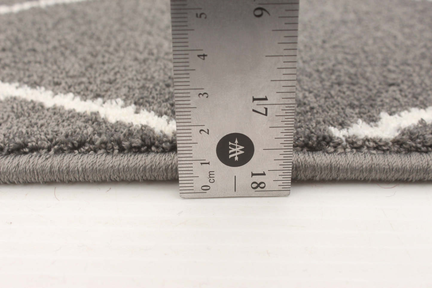 Tapis August gris foncé-blanc 5'3 x 7'3|Carpette August gris foncéblanc 5 pi 3 po x 7 pi 3 po|D86FMWKR