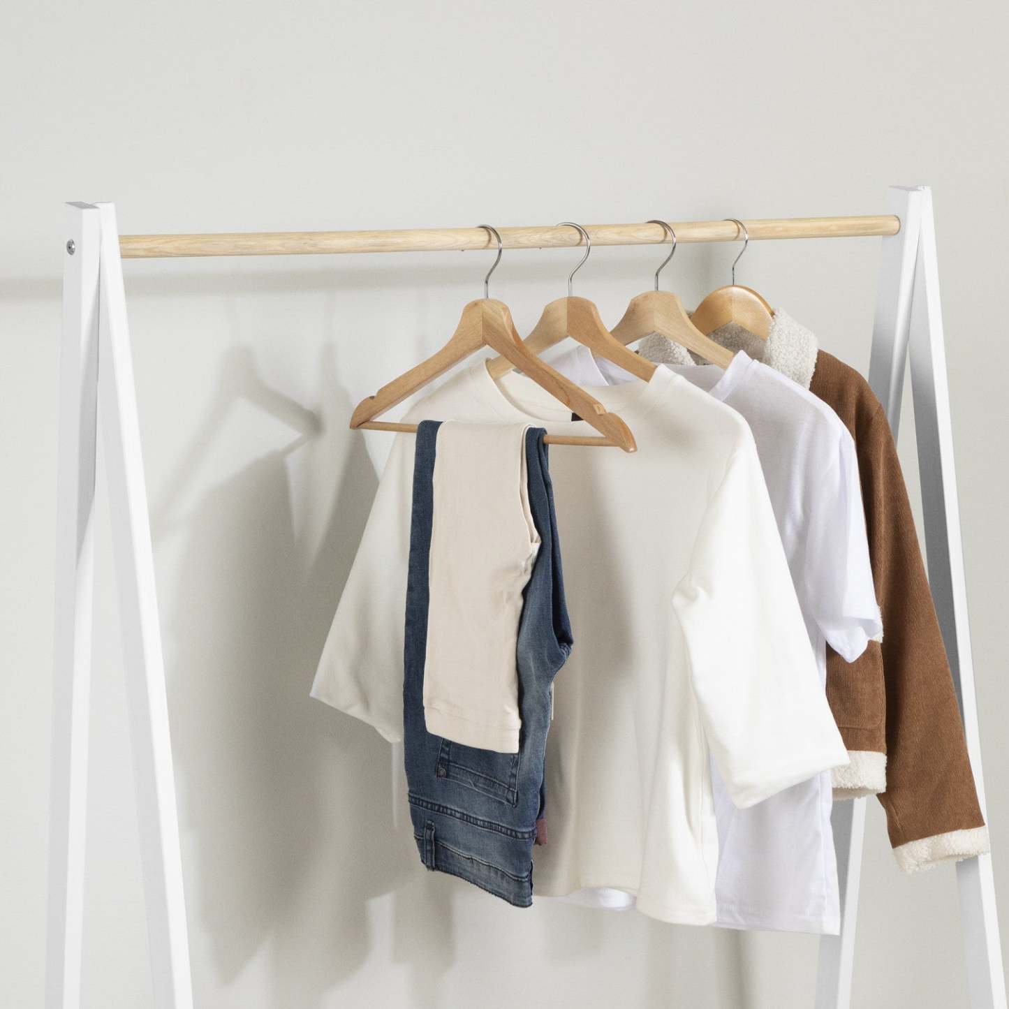 Sweedi Kids Wooden Clothes Rack - White|Portant à vêtements Sweedi en bois pour enfants - blanc