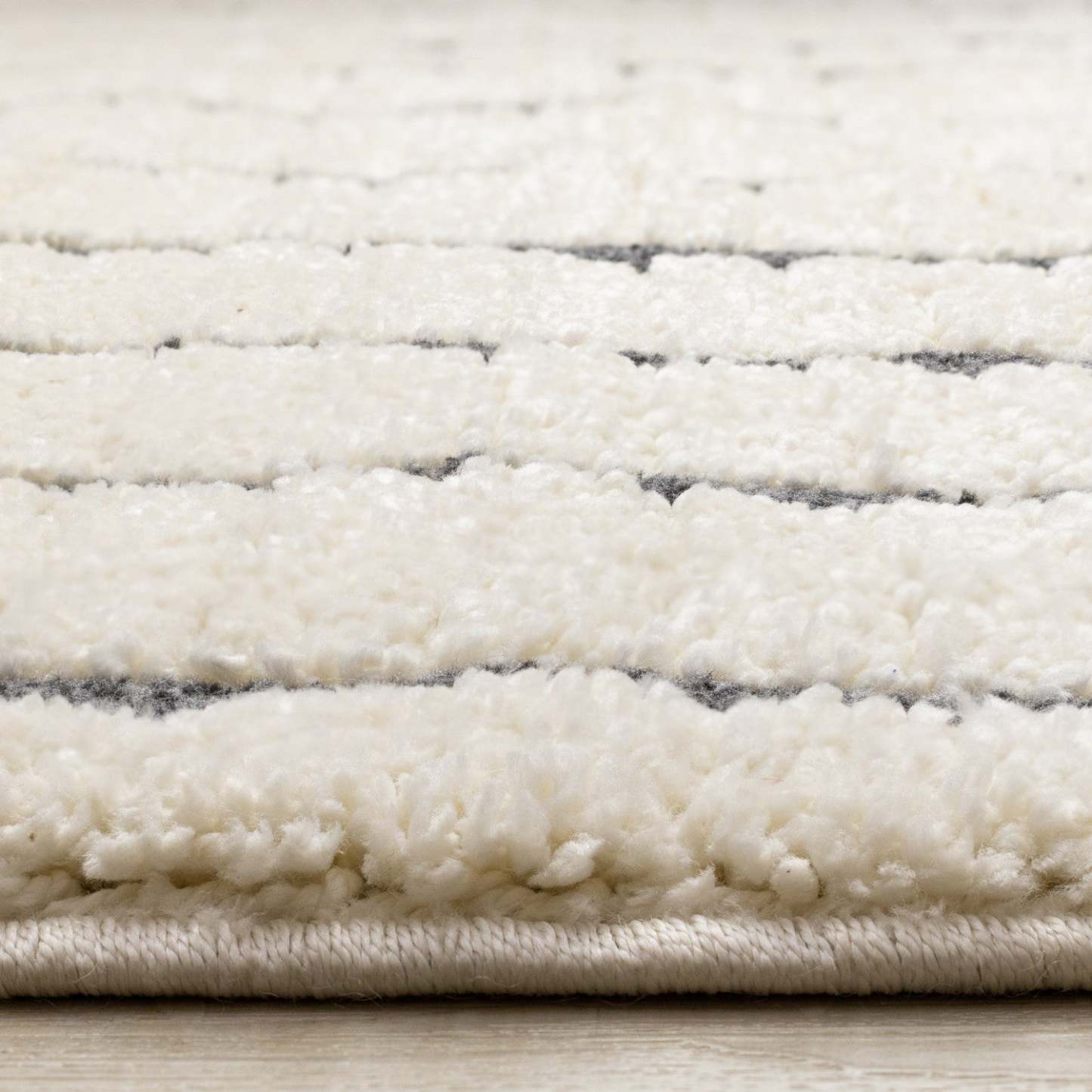 Teagan Plush Pile Cream Black Vertical Lines Area Rug - 5'3 x 7'7|Carpette à poil moelleux Teagan crème et noire à motif de rayures verticales - 5 pi 3 po x 7 pi 7 po