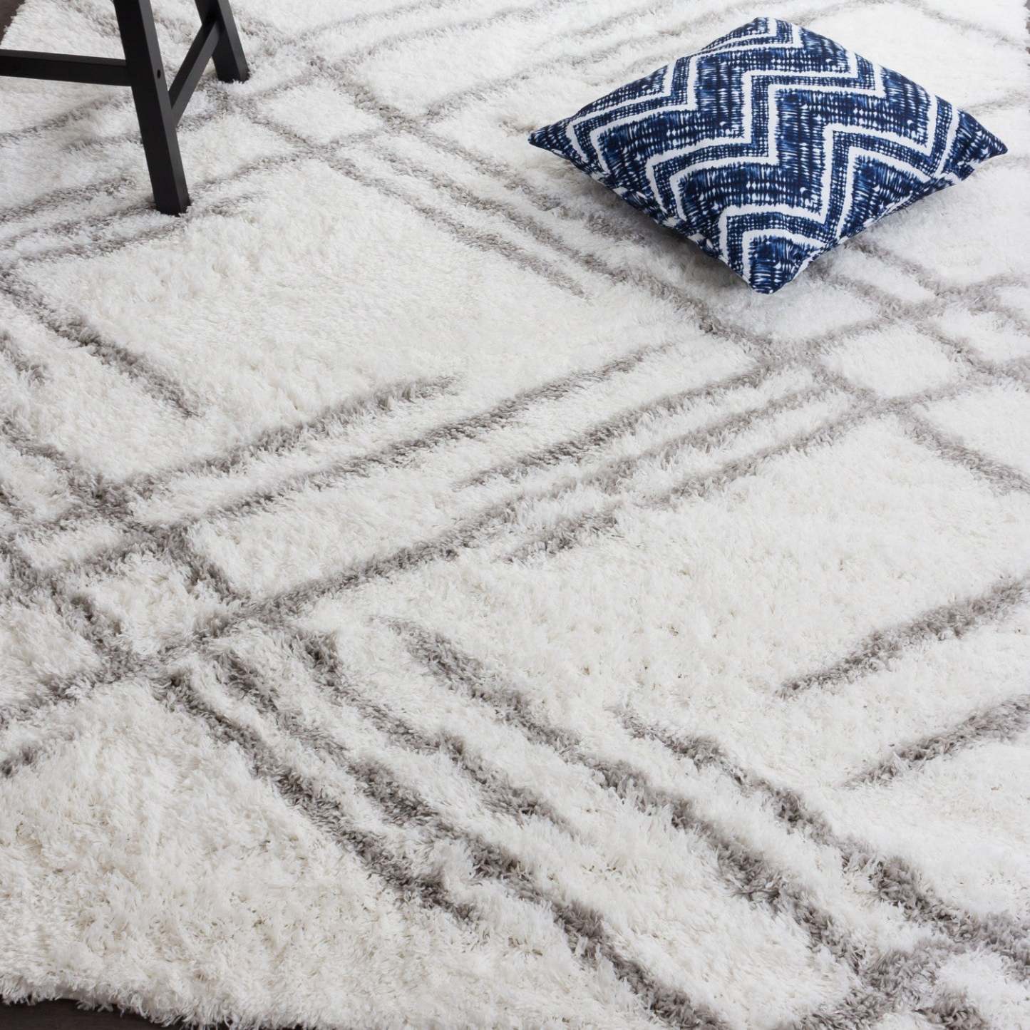 Ker White Lines 3x5 Area Rug|Carpette Ker blanche à rayures 3 x 5|D80GLQTV