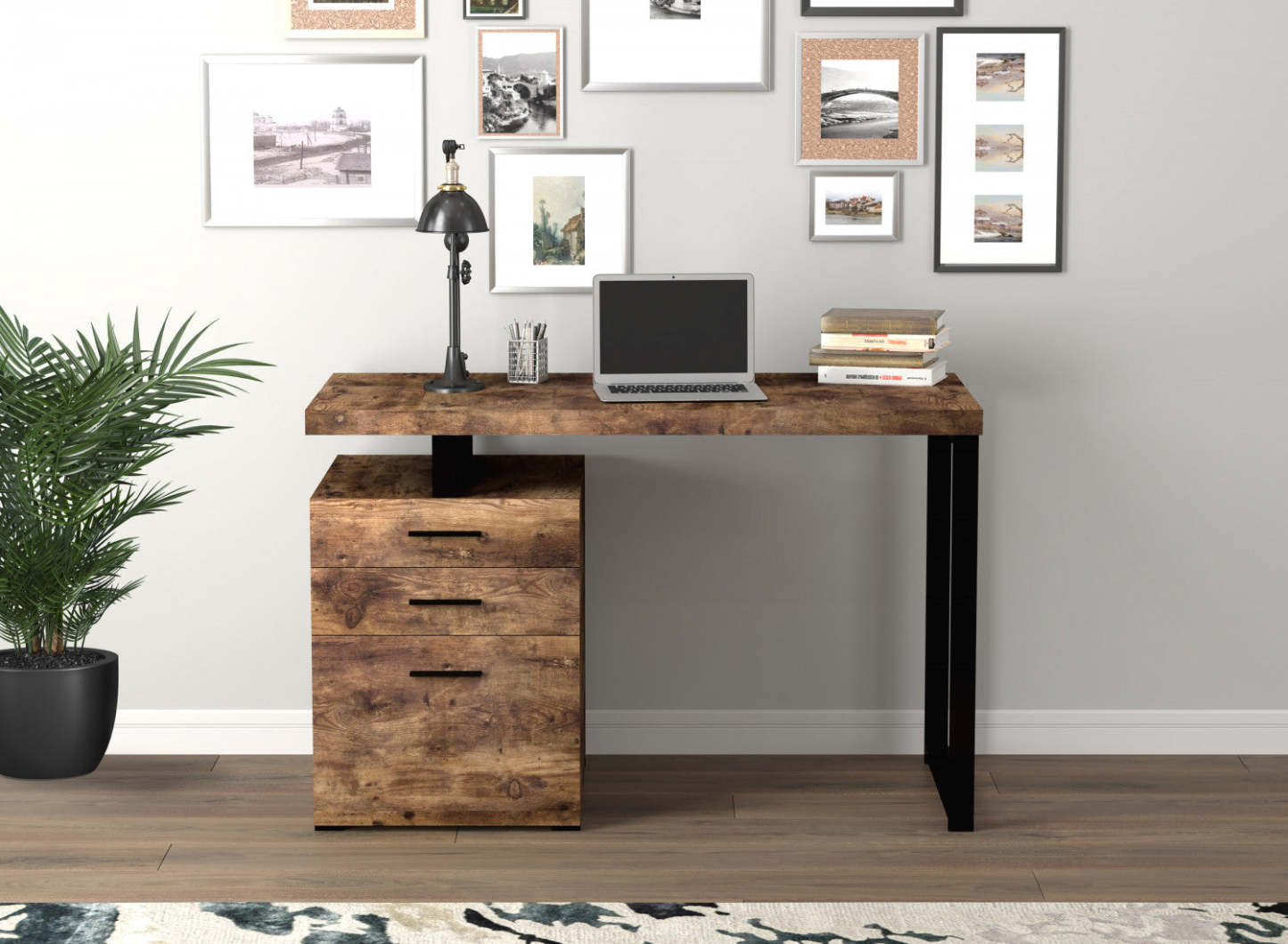 Bureau d'ordinateur 47" avec 3 tiroirs - Bois de récupération brun avec base en métal argenté | Bureau d'ordinateur de 47 po avec 3 tiroirs - bois recyclé brun avec base en métal argenté