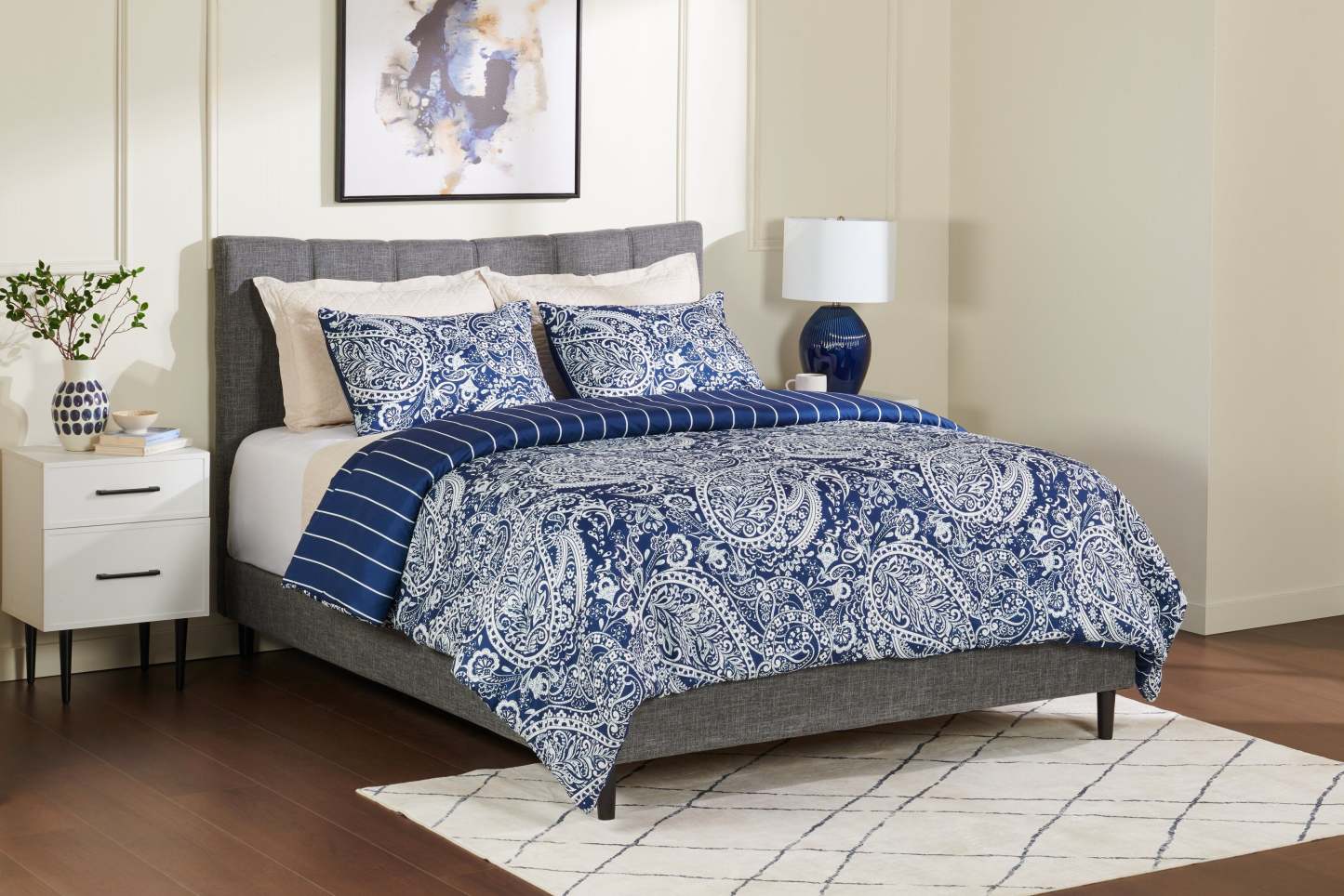 Lochlan 3-Piece Full/Queen Comforter Set - Navy and White | Ensemble d’édredon Lochlan 3 pièces pour lit double et grand lit - bleu marine et blanc