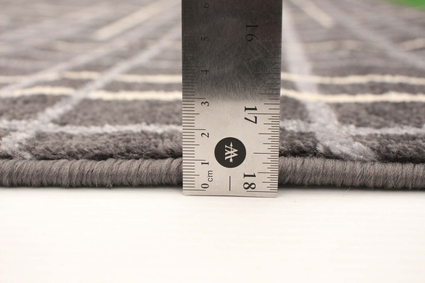 Taite Anthracite Area Rug - 3'11 x 5'7|Carpette Taite anthracite - 3 pi 11 po x 5 pi 7 po| D2BM835P