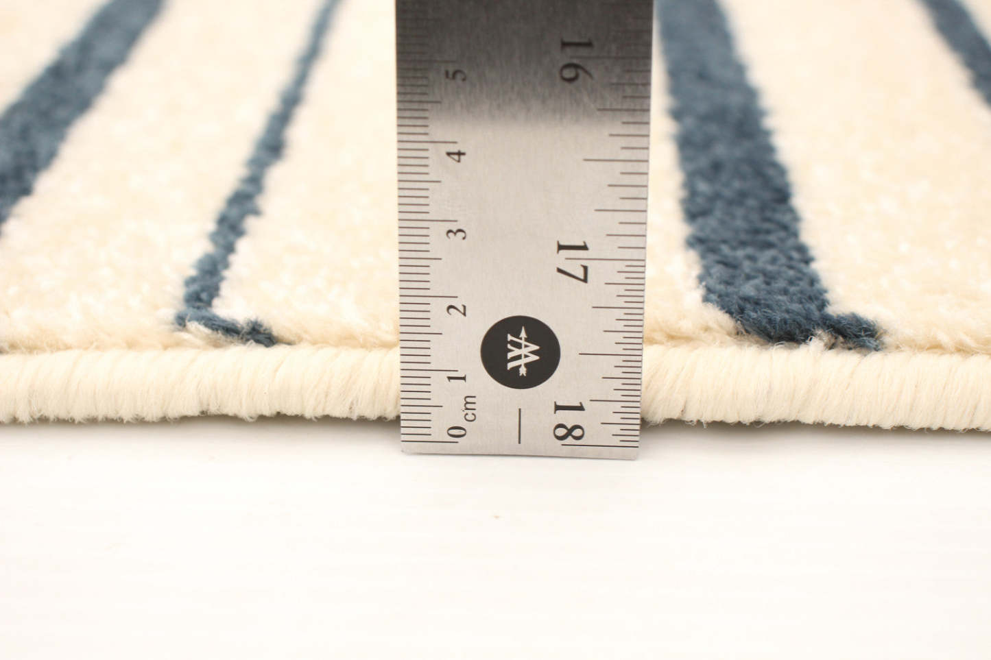 Faith Cream-Prol Area Rug - 3'11 x 5'7|Tapis Faith crème-couleur pétrole - 3 pi 11 po x 5 pi 7 po| D2978NT9