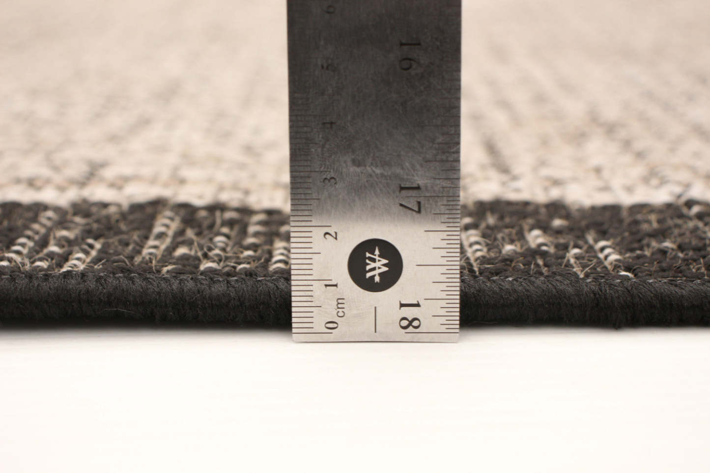 Sadie Classic Silver-Black Area Rug - 5'3 x 7'7|Tapis Sadie Classic argenté noir - 5 pi 3 po x 7 pi 7 po|D29RW0SI