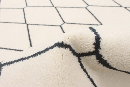 August White-Navy 7'10 x 10'2 Area Rug|Carpette August blanchebleu marine 7 pi 10 po x 10 pi 2 po|D86F3GW0