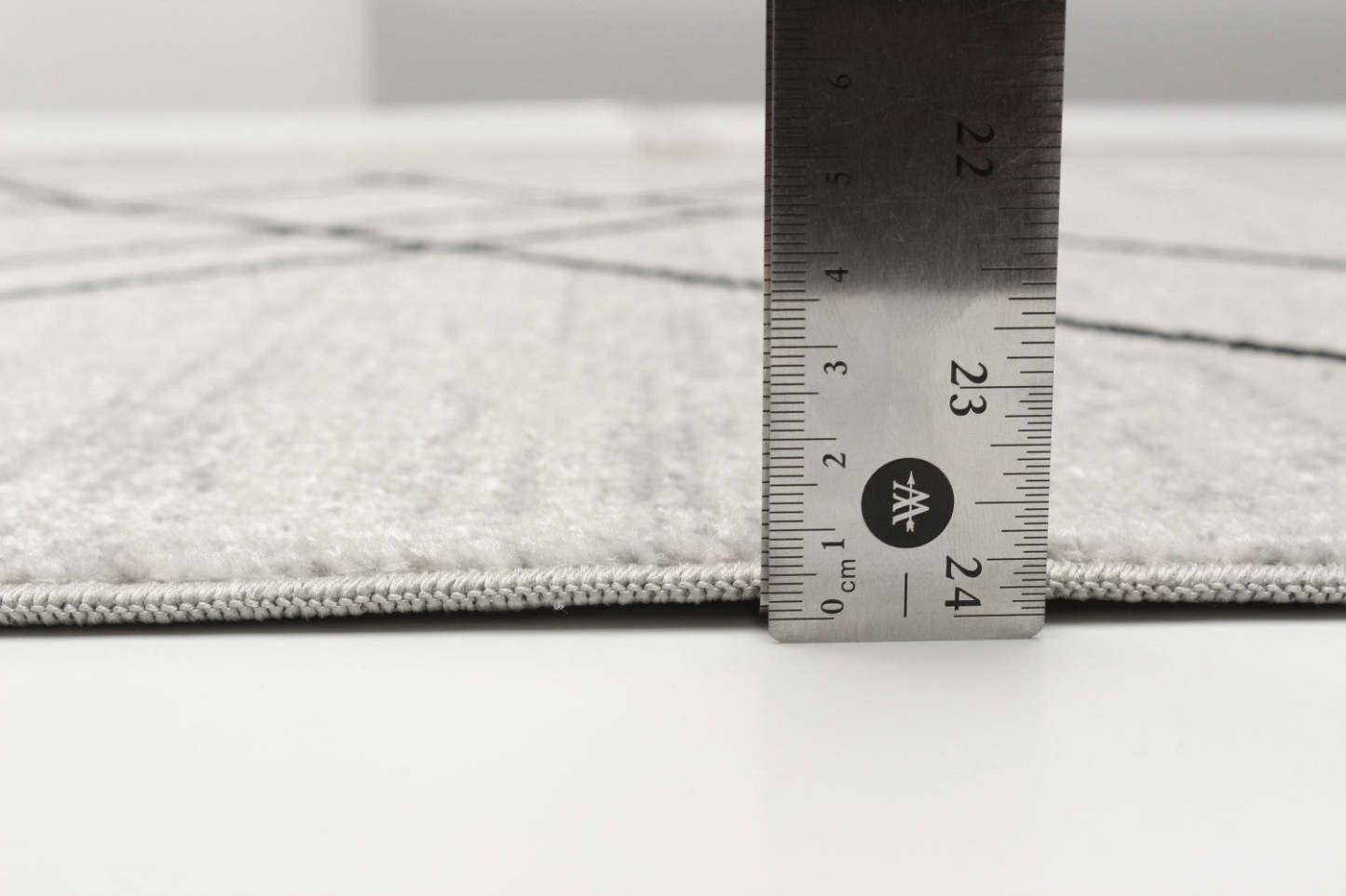 Tapis Damali ivoire/noir lavable en machine - 2'6 x 8'0|Carpette Damali ivoire et noire lavable à la machine - 2 pi 6 po x 8 pi 0 po|D86F17IZ