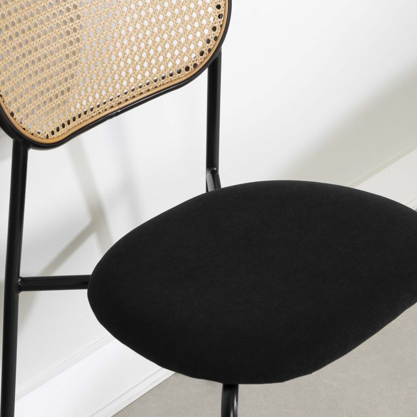 Hype Black Natural Rattan Dining Chair - Set of 2|Chaise de salle à manger Hype noire et naturelle en rotin - ensemble de 2