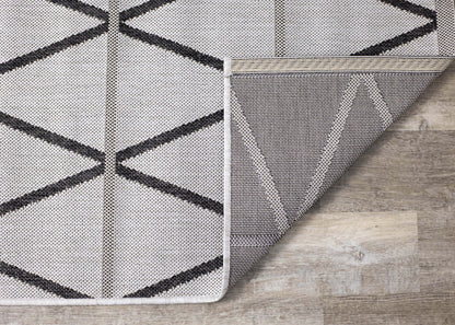 Jackson Diamond Indoor/Outdoor Area Rug - 5'3 x 7'7|Tapis Jackson à motif de diamants pour l'intérieur et l'extérieur - 5 pi 3 po x 7 pi 7 po