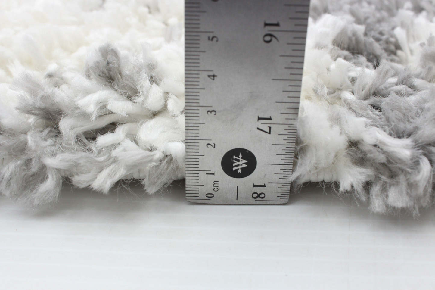 Helma Urban Cream, Light Grey Shag 3'11 X 5'11 Area Rug|Carpette à poil long Helma Urban crème gris clair 3 pi 11 po x 5 pi 11 po|D86FIJX3