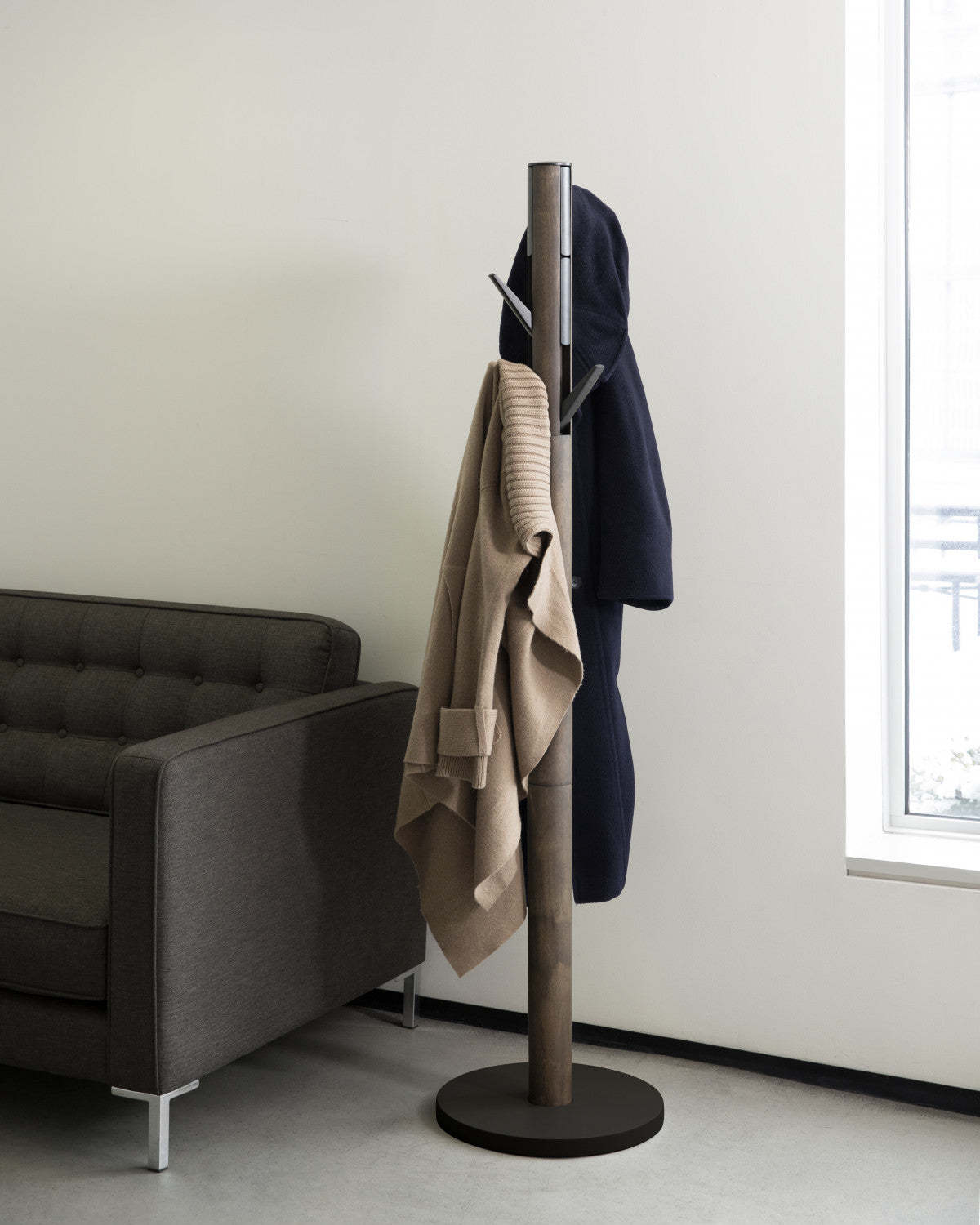 Umbra Modern Wood Flapper Coat Rack - Noir et Noyer|Portemanteau moderne Flapper de Umbra en bois - noir et noyer