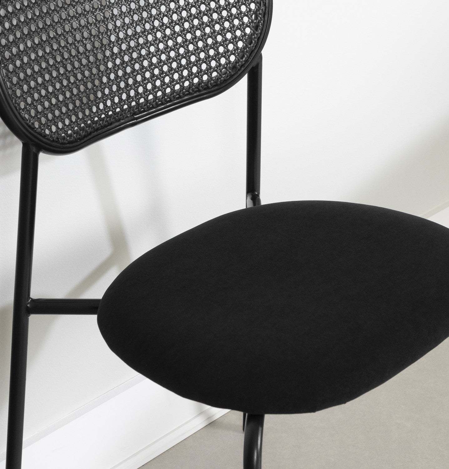 Hype Black Rattan Dining Chair - Set of 2 Black|Chaise de salle à manger Hype noire en rotin - ensemble de 2 en noir