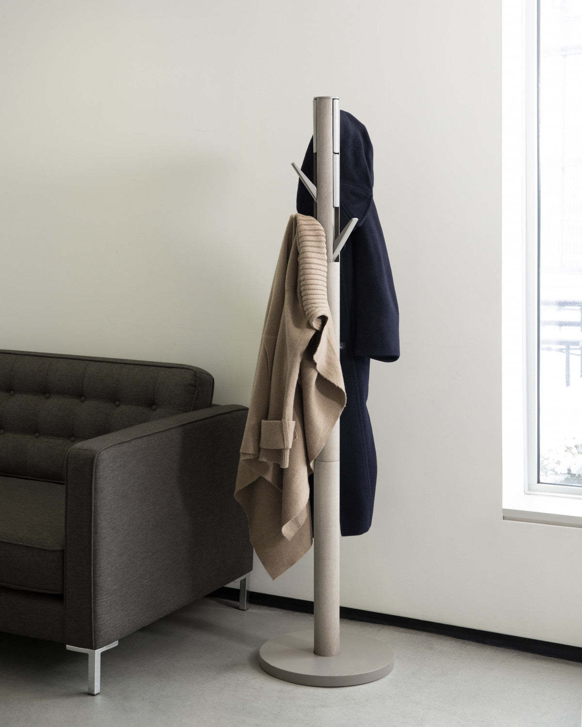 Umbra Modern Wood Flapper Coat Rack - Gris|Portemanteau moderne Flapper de Umbra en bois - gris