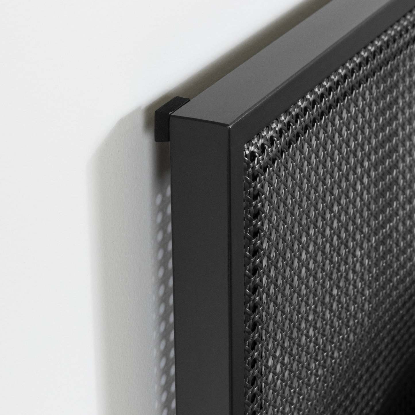 Hoya Natural Cane Metal Full Platform Bed - Pure Black|Lit double plateforme Hoya en métal avec cannage naturel - noir solide