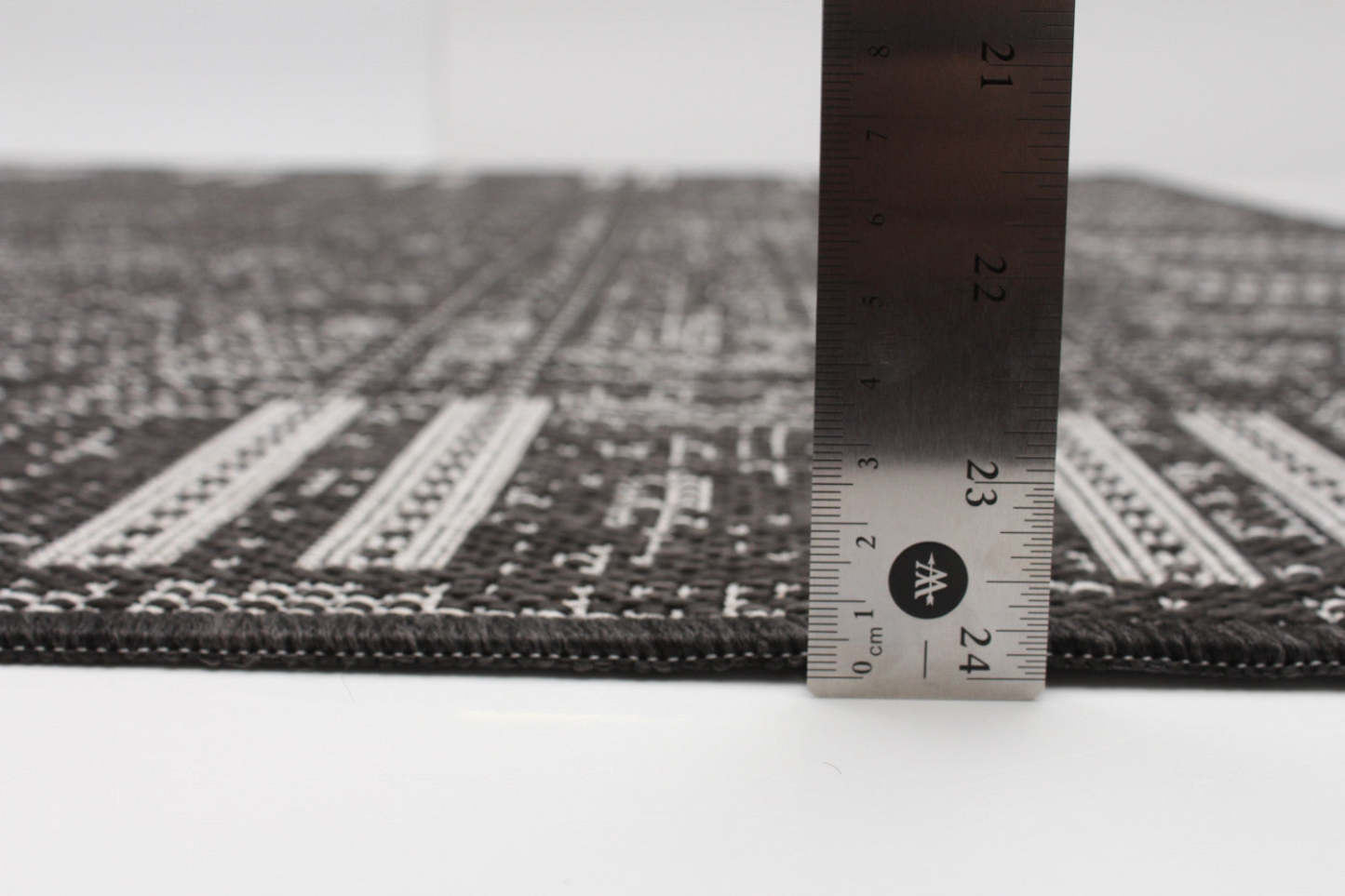 Tapis Joni Noir - 4'4 X 6'5 |Carpette Joni noire - 4 pi 4 po x 6 pi 5 po