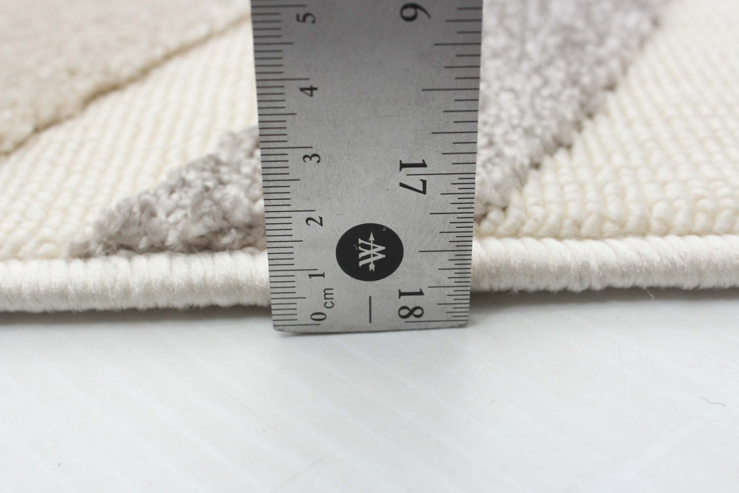 Nikkos Ivory 3'11 x 5'7 Area Rug|Carpette Nikkos ivoire 3 pi 11 po x 5 pi 7 po|D86FBL6Z