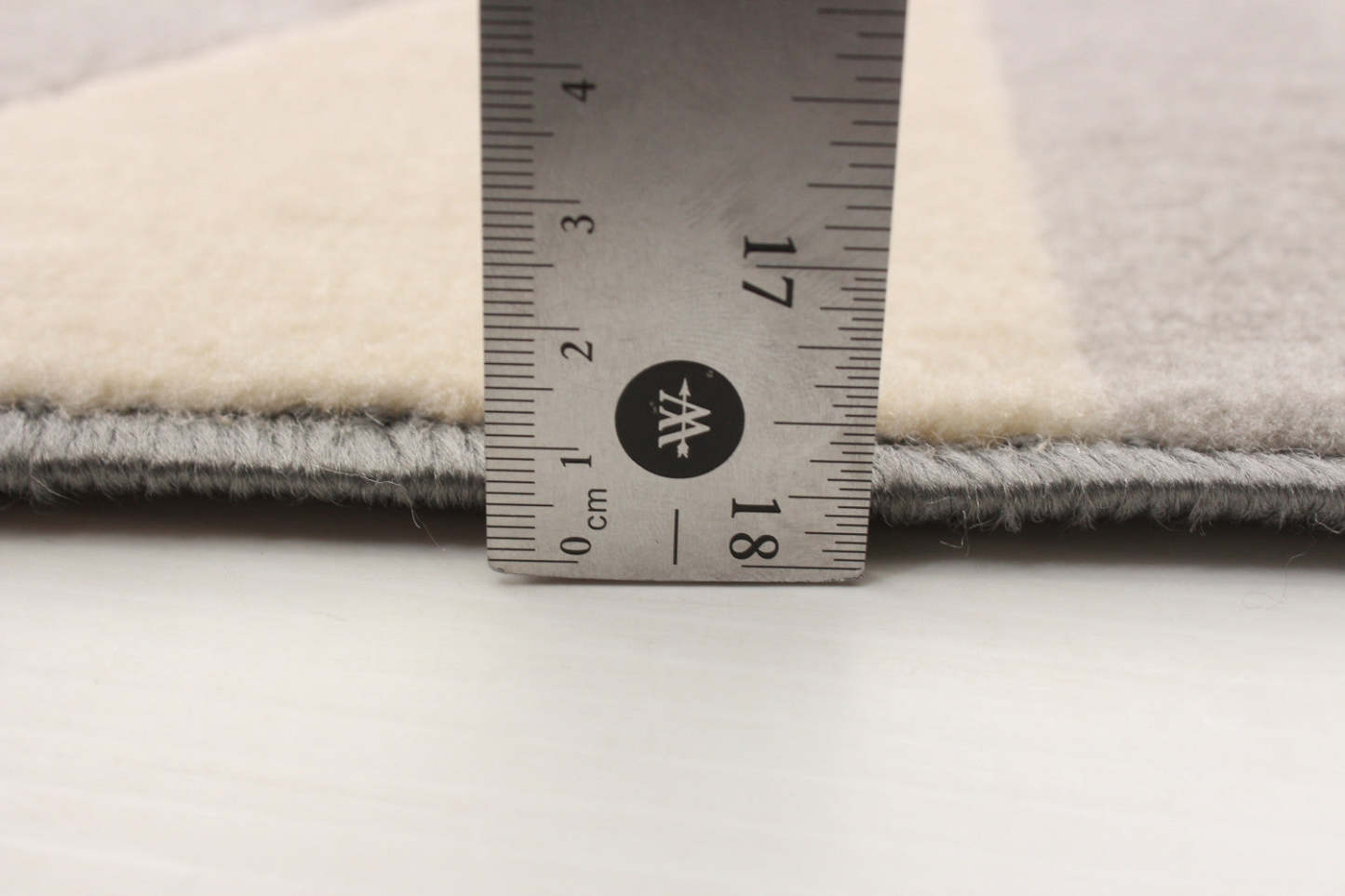 Nuria Black 3'11 x 5'7 Area Rug|Tapis Nuria noir 3 pi 11 po x 5 pi 7 po|D86FVGFS