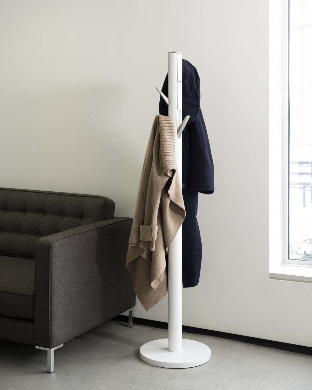 Umbra Modern Wood Flapper Coat Rack - Blanc|Portemanteau moderne Flapper de Umbra en bois - blanc