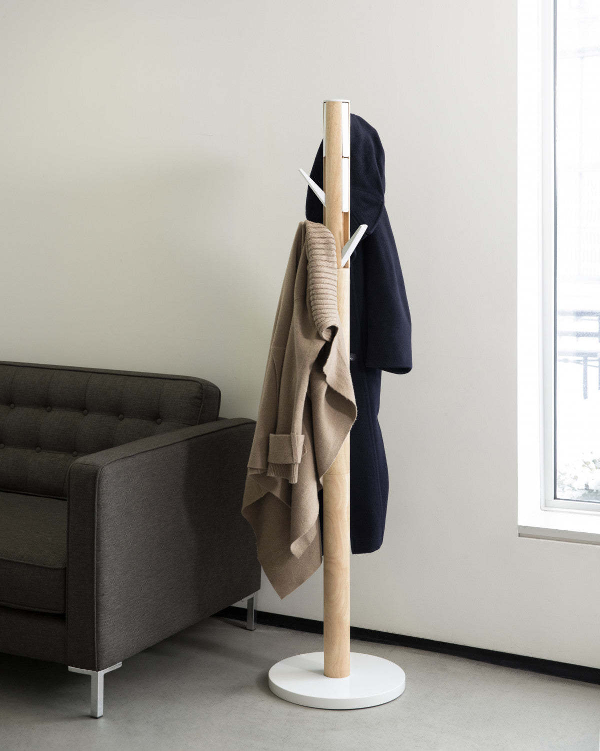 Umbra Modern Wood Flapper Coat Rack - Blanc et Naturel|Portemanteau moderne Flapper de Umbra en bois - blanc et naturel