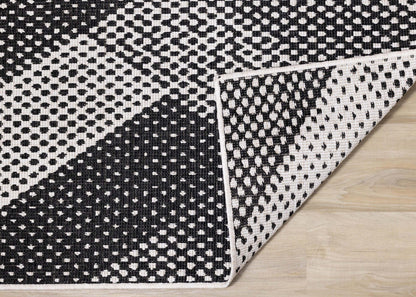 Brooke Two-Sided Chevron Outdoor Area Rug - 7'10 x 11'2|Carpette Brooke à motif de chevron recto verso pour l'extérieur - 7 pi 10 po x 11 pi 2 po