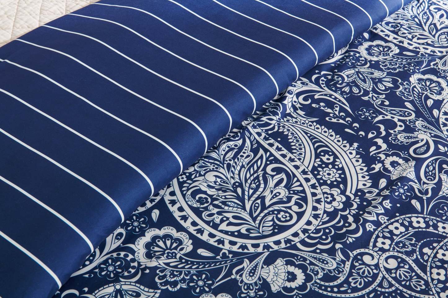 Lochlan 3-Piece King Comforter Set - Navy and White | Ensemble d’édredon Lochlan 3 pièces pour très grand lit - bleu marine et blanc