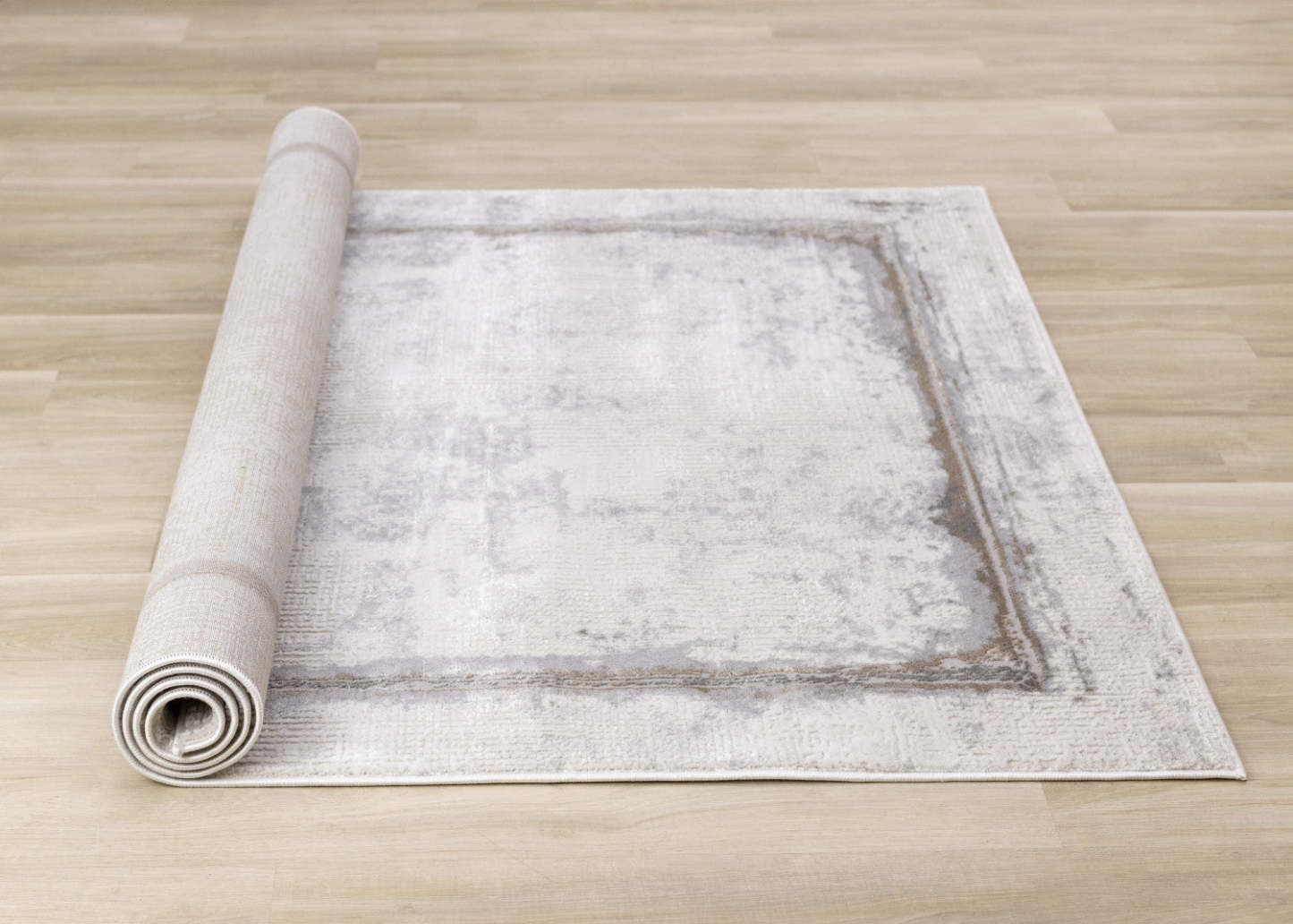 London Distressed Border Area Rug - 7'10 x 10'6|Carpette London à bordure vieillie - 7 pi 10 po x 10 pi 6 po