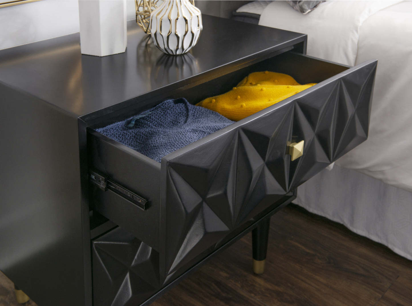 Geo 2-Drawer Textured Nightstand - Black|Table de nuit Geo texturée à 2 tiroirs - noire