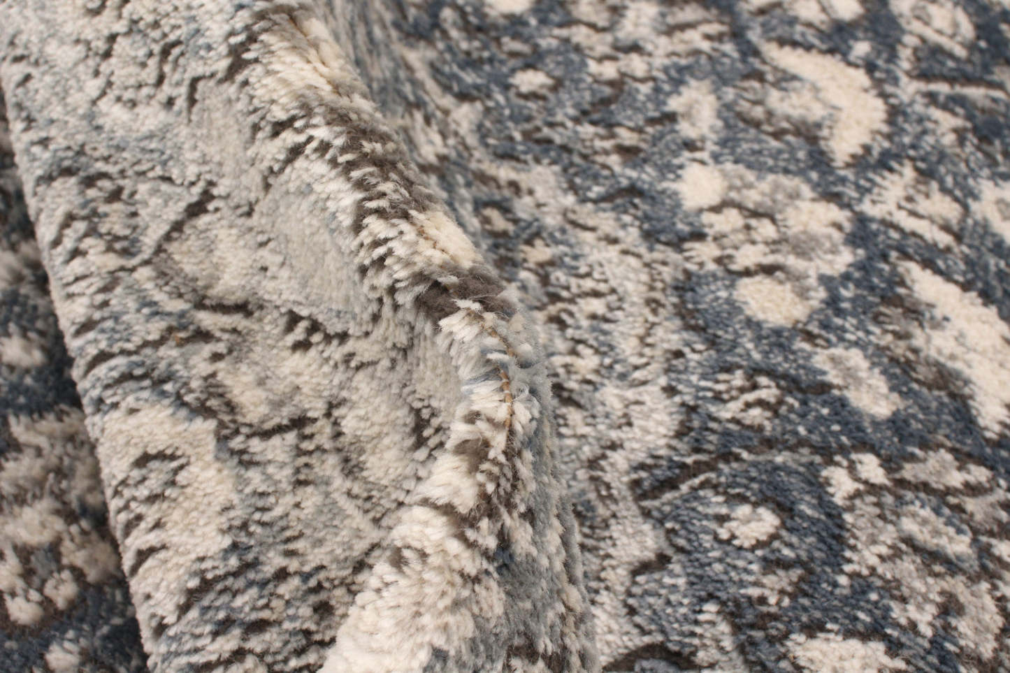 Octavian Tabriz Grey Area Rug - 2'7 x 8'2|Carpette Octavian Tabriz gris - 2 pi 7 po x 8 pi 2 po| D2ADBMPV