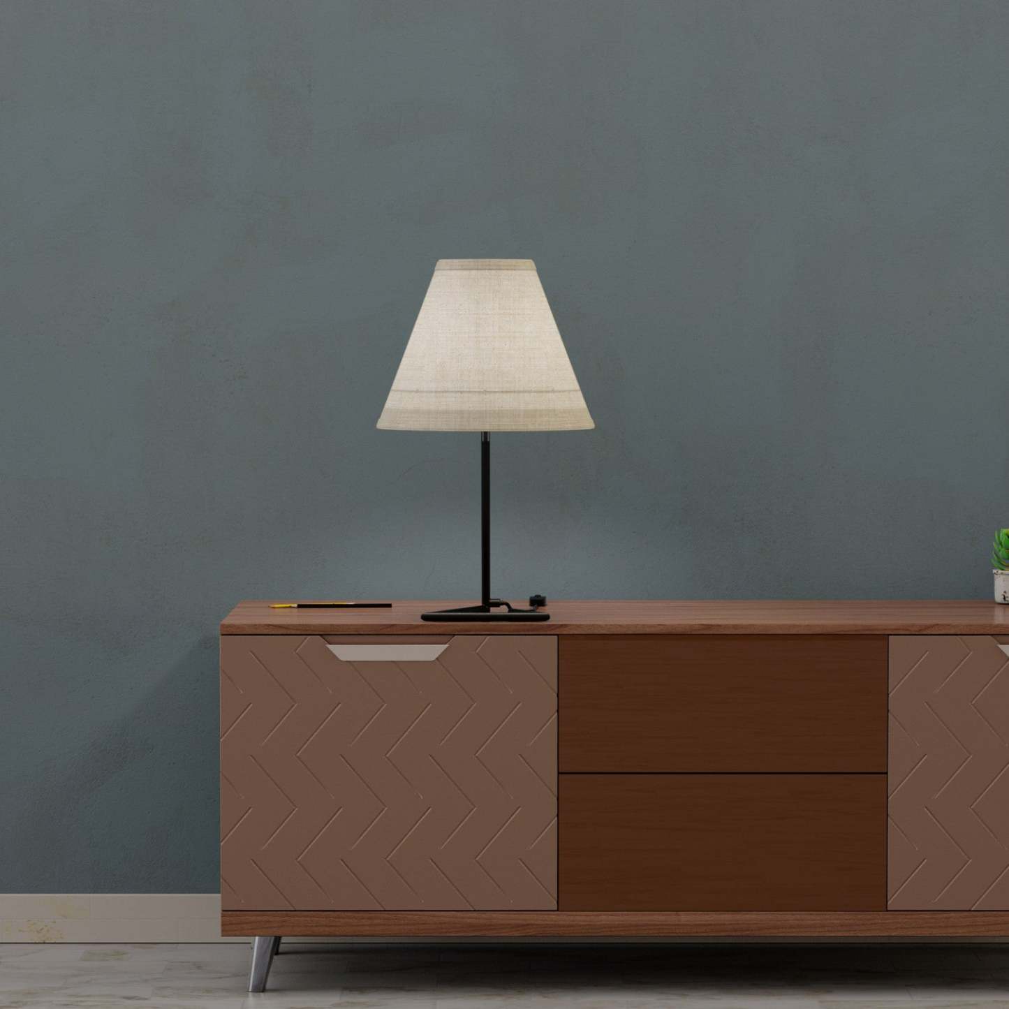 23 Table à base angulaire noire avec abat-jour conique | Lampe de table noire de 23 po à base angulaire avec abat-jour conique