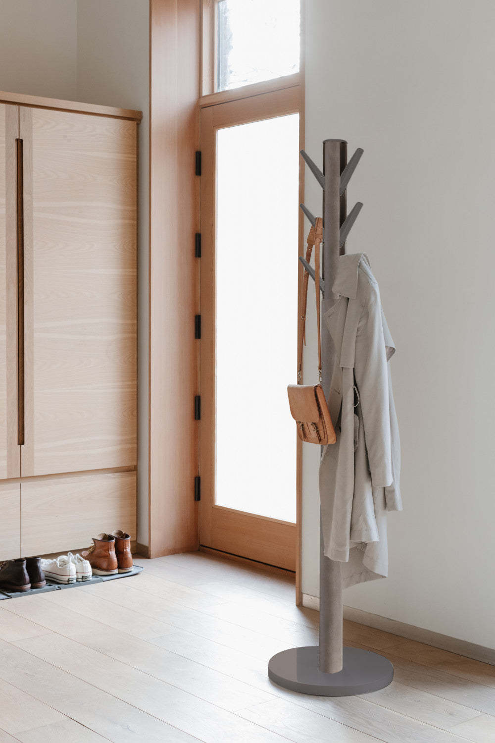 Umbra Modern Wood Flapper Coat Rack - Gris|Portemanteau moderne Flapper de Umbra en bois - gris