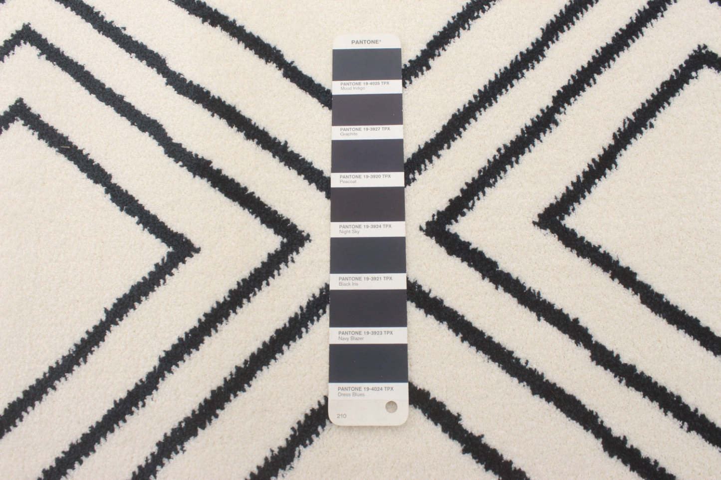 Tapis August Geod Blanc-Marine 7'10 x 10'2|Carpette August blanc géodebleu marine 7 pi 10 po x 10 pi 2 po|D86F3XAU